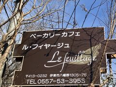 明日のパンを仕入れに、これまた定番のパン屋さんに。