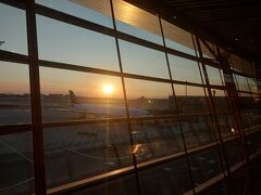 北京に到着。
夕陽がまぶしい！
保安検査で液体没収。