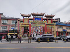 駅の向かいには、中華街が広がる