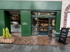 ここはルタオ本店とか

嫁さん無言で店内に・・待って