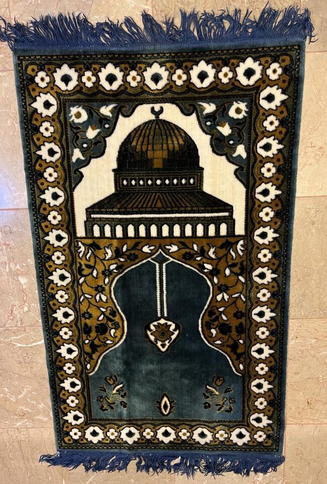 　箪笥の引き出しに入ってました。コーランお祈り用のマット。ホテルの引き出しに入っているマットを、生まれて初めて見ました。