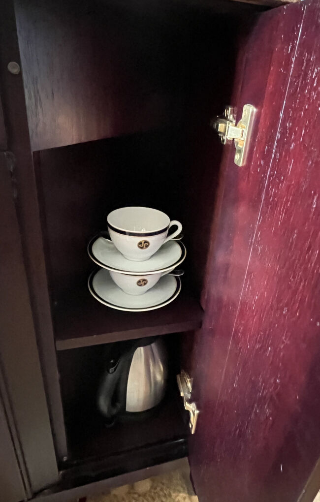 　ティーカップ、電気ポット。