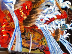 青森駅に到着し、ブラブラしながら時間を潰します。眼の前に　ワ・ラッセ　なるねぶた祭のミュージアムがあります。６２０円ですが、見応えありました。
私は２０分しか時間なかったのですが、駆け足で見れました。
解説や映像はみる余裕はなかったのですが、展示してある　ねぶたの飾りに圧倒されました。一見の価値あり！