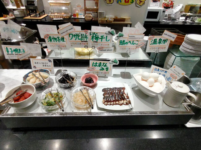 若狭の梅干し、はまなみそ、鯖のへしこ、温泉卵。<br /><br />「鯖のへしこ」は、福井郷土料理の鯖の糠漬けです。<br /><br />「はまなみそ」は、米麹で作った甘酒に豆麹、塩漬けナス、しその実、しょうがを加えて作った冬限定の福井の郷土料理で、味、香り共に良くて食欲がわきます。