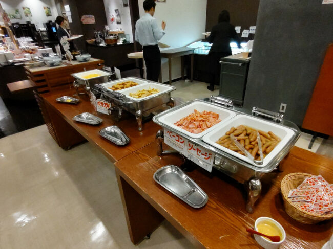 定番のベーコン、ソーセージ、ポテトフライ、ナゲット、スクランブルエッグ。