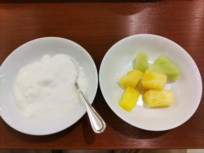 ヨーグルトとフルーツ。