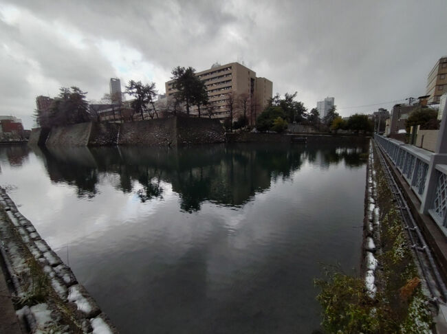 北東角からの内堀の眺め。<br /><br />写真の左が東側で右が北側