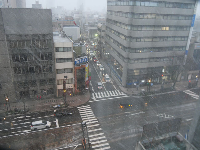 1月8日（水）、旅の2日目の朝です。<br />窓の外は雪が降りしきっています。<br /><br />今日は、永平寺と丸岡城を訪れた後、金沢に移動します。