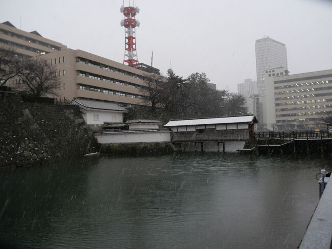朝食後、ホテルをチェックアウト。<br /><br />永平寺には、JR福井駅東口を9：50に発車する特急バスで向かいますが、それまでに福井市立郷土歴史博物館で福井城の御城印を購入します。<br /><br />スケジュールに余裕がないので、ホテルにキャリーケースを預けて、9：00の開館と同時に購入できるように福井市立郷土歴史博物館に向かいます。<br /><br />福井市立郷土歴史博物館は福井城の東側にあるので、福井城の内堀に沿って進みます。