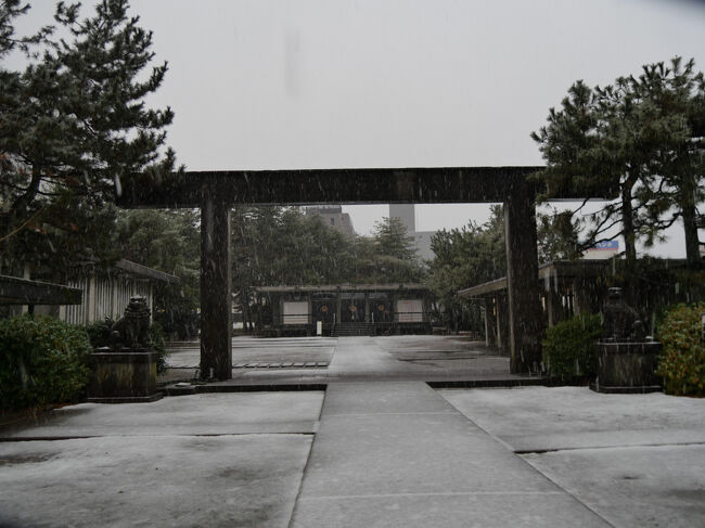 拝殿前の二の鳥居は、コンクリート製で横に長いユニークな造りです。