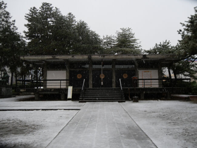 拝殿です。<br /><br />こちらもコンクリート造りです。
