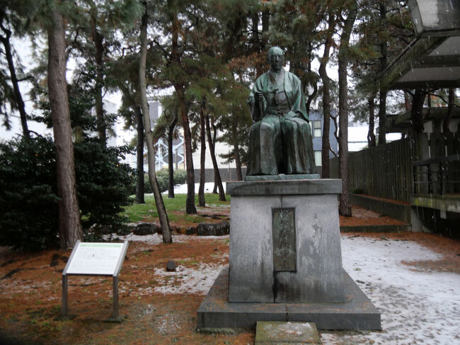 拝殿の横に松平春嶽像が建っています。<br /><br />松平慶永（春嶽）は、文政11（1828）年９月２日、徳川将軍家一門「御三卿」の1つ「田安家」に生まれ、天保9（1838）年に越前松平家の養子となり家督を継ぎました。<br />藩主となると、有能な人材を登用し、深刻な財政難に苦しんでいた藩政を改革しました。<br />幕府末期には、開国論を唱え、将軍の跡継ぎ問題では大老の井伊直弼と対立し、安政の大獄で藩主の地位を追放されますが、その後復権し、江戸幕府の政治総裁職という重要な地位に就き、参勤交代制を緩めたり、洋式の兵制を新しく取り入れたりし、明治維新の達成にも寄与しました。