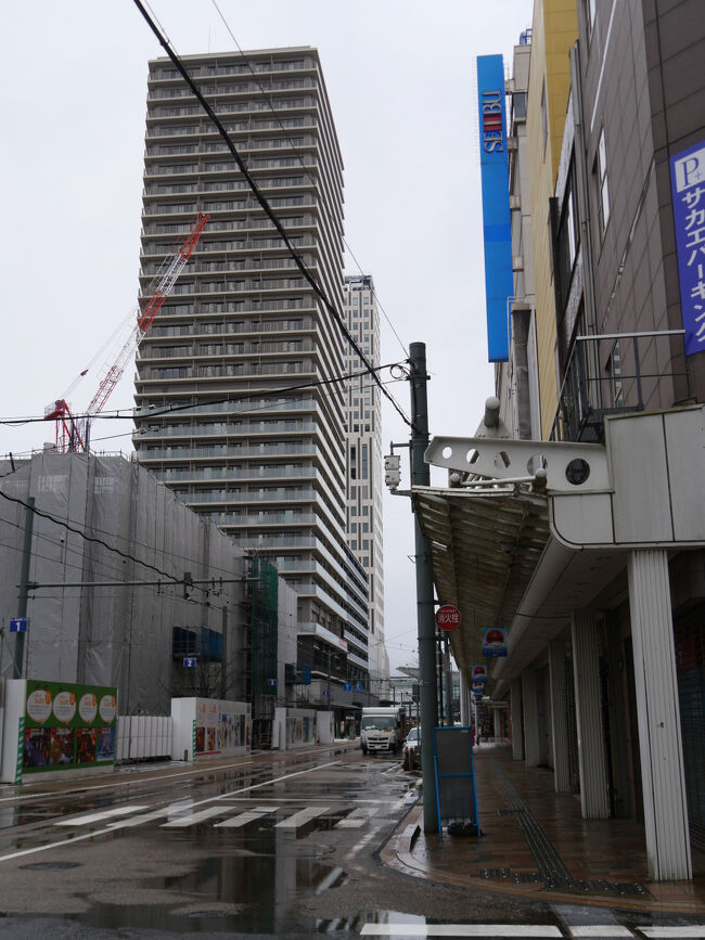 百貨店の西武福井店前。<br /><br />高層マンションが目立っています。