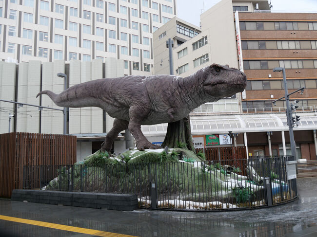 横断歩道を渡って駅前に行くと、恐竜ロボット「ティラノサウルス」があります。<br /><br />何度見ても迫力があります。