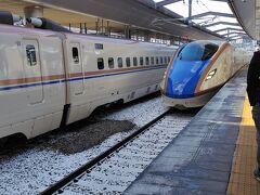 東海道新幹線の遅れで、しなのも5分遅れで出発したけど長野には定刻到着。ここがJR東海？東日本の素晴らしいところ。
長野から北陸新幹線はくたか555号に乗り換え。