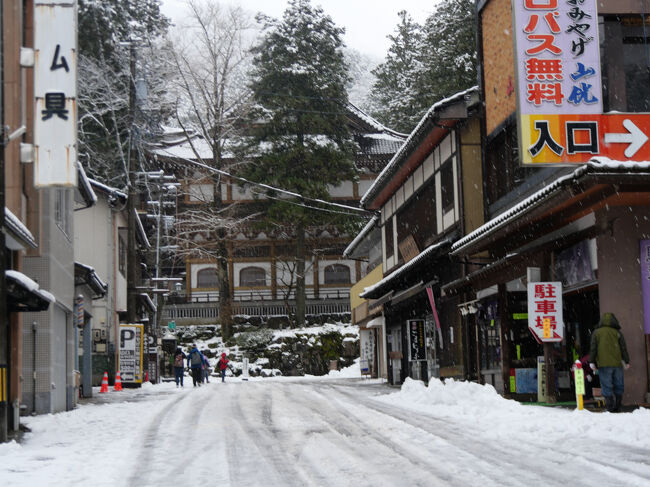 永平寺が見えてきました。<br /><br />正面突き当りを右に曲がると・・・。