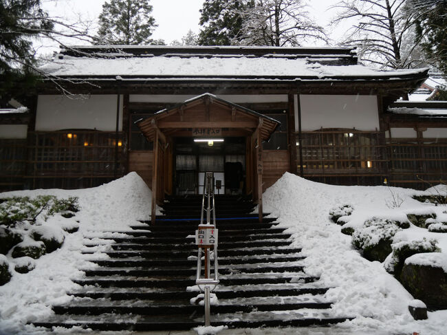 参拝者の入口になっている通用門です。