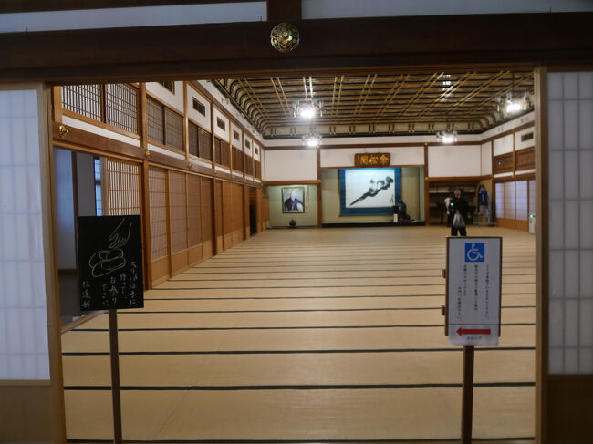 吉祥閣から階段を上り、隣の建物「傘松閣」の2階にある「絵天井の間」に来ました。