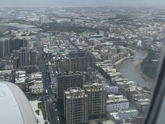飛行機で桃園空港へ。