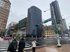 地下鉄MRTに乗って台北駅に到着。