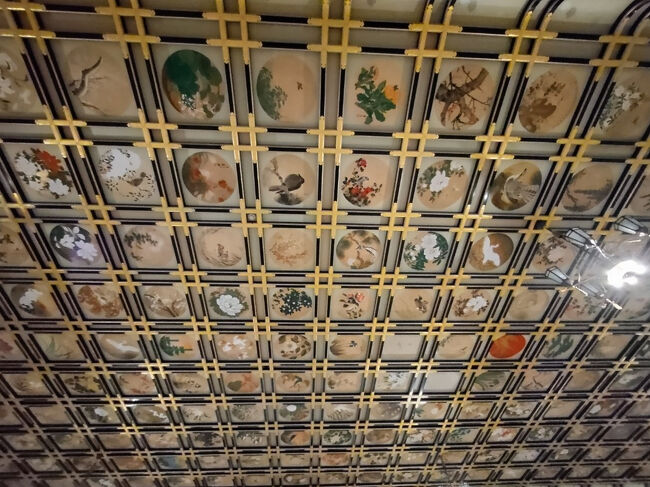 天井画をご覧ください。<br /><br />製作された昭和5（1930）年当時の著名な画家144名により描かれたそうです。