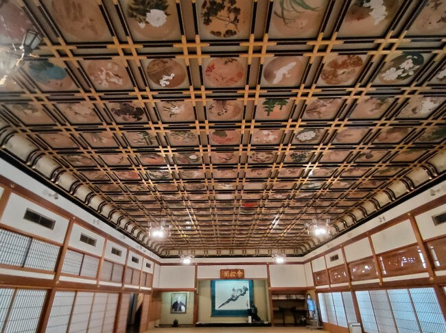 156畳敷きの広さがある大広間で、天井に230枚の美しい色彩画が飾られています。