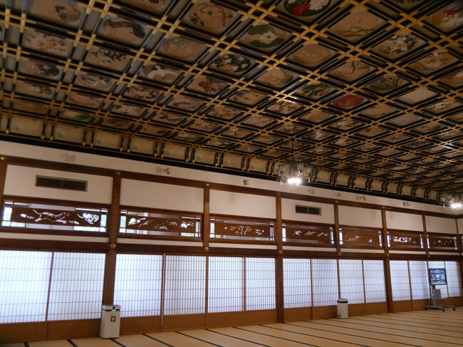 天井絵の他にも、欄間の彫刻も立派です。