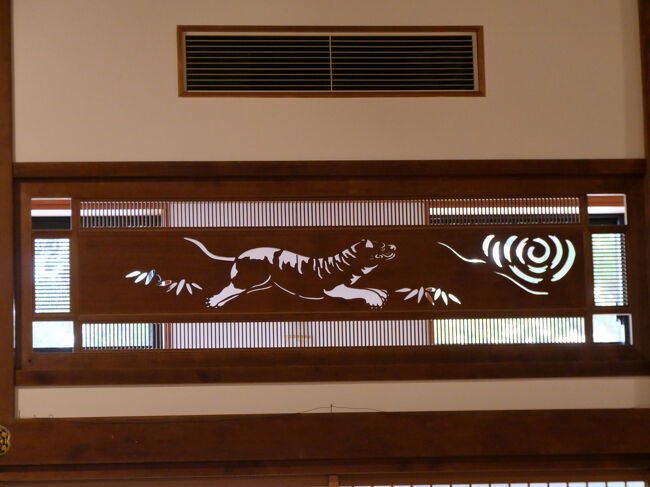 ズームアップ。<br /><br />虎の透かし彫り。