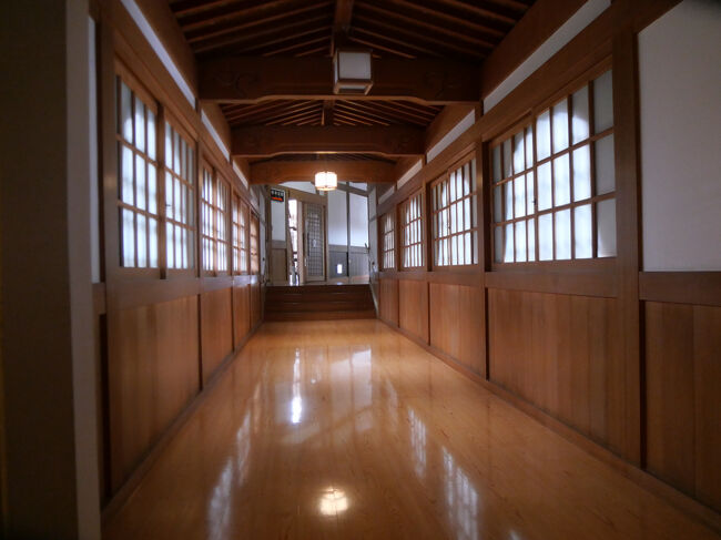 綺麗に磨き上げられた廻廊の床。