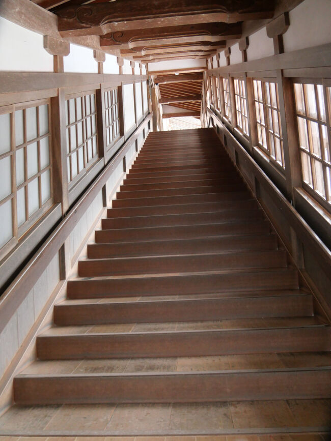 西側の廻廊の階段を上ります。<br /><br />かなり急です。