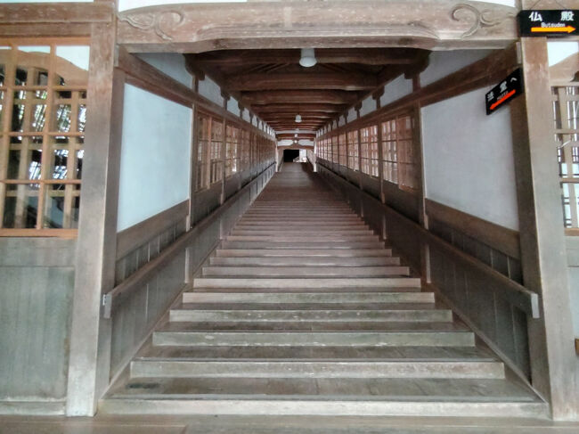 右側が仏殿ですが、先に法堂に行きます。<br /><br />廻廊の階段を上ります。
