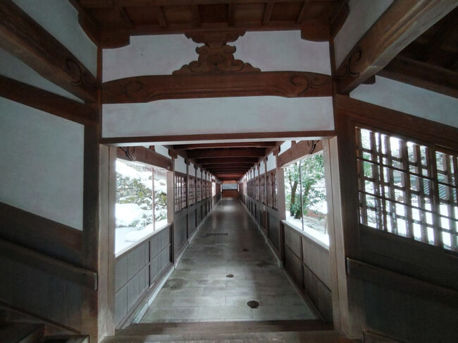 右側に、仏殿と法堂の間を東西に通る「一文字廊下」があります。<br /><br />開放感がある廻廊です。<br /><br />