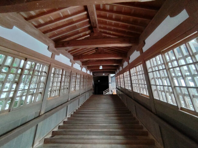 更に階段を上ります。