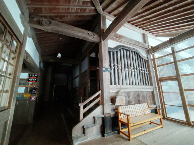 法堂です。<br /><br />本堂にあたる伽藍で、永平寺の最も高い場所に位置しています。<br />ここでは、朝課諷経（ちょうかふぎん）と呼ばれる雲水（修行僧）らによる朝のお勤めなどの各種法要が行われています。