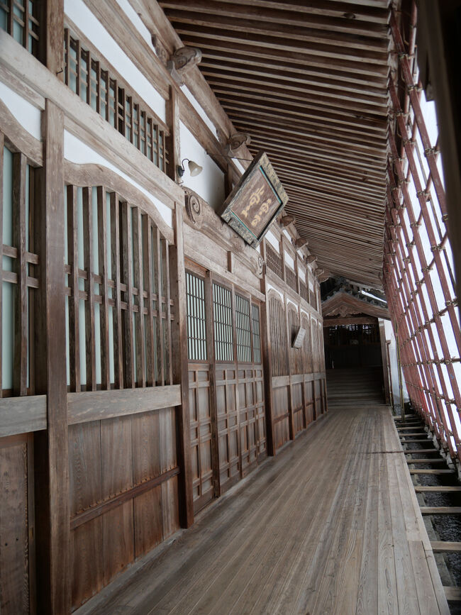 僧堂です。<br /><br />修行僧が教えに従い坐禅し、食事をし、更には睡眠をとるなど、最も大切な道場だそうです。<br /><br />僧堂は雲堂とも呼ばれているそうで、扁額には「雲堂」と記されています。