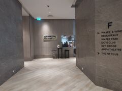 チェックアウトは12時です。
日本帰国時に着る冬服一式を、ホテルF階のプールロッカールームへ預けに行きます。