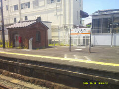 北海道繋がりで、続く藤枝駅ホームに見られるレンガ倉庫的なのにも、シンパシーを感じますね。