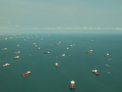 まもなくシンガポール到着、船いっぱいで怖く感じます。
晴れてましたが、帰路トランジット利用して街に出る日の予報は雷雨。。。