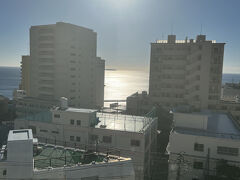 朝の熱海。ホテルの屋上へ続く階段を少し上がると、窓から海が見ました。