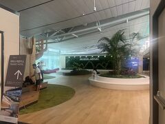 空港に戻って朝ごはんタイム。普段なら絶対に朝食べない純豆腐、美味しかった。その後は他にやることもないので身体を休めるためにトランスファーラウンジへ。ラウンジといっても会員制の場所ではなく、誰でも入れるフリーエリア。NAP ZONEは満席だったためREFRESH ZONEのソファでゴロゴロ。場所を選ばなければ寝転べる場所がたくさんあってありがたい。