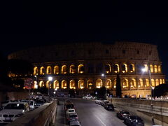 夕飯がてらコロッセオまでお散歩。ライトアップされた世界遺産の迫力！感激。