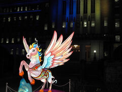 日本大通り(神奈川県庁本庁舎)：天馬

天馬とは空を飛ぶ伝説上の馬のことで、やはり縁起物です。
ウクライナへのエールとして、県庁正面を国旗の青色と黄色の２色をライトアップしています。


日本大通り：https://nihonodori.jp
日本大通り：https://www.welcome.city.yokohama.jp/spot/details.php?bbid=790
日本大通り：https://ja.wikipedia.org/wiki/%E6%97%A5%E6%9C%AC%E5%A4%A7%E9%80%9A
神奈川県庁本庁舎：https://www.pref.kanagawa.jp/docs/rb2/cnt/f380088/index.html
神奈川県庁本庁舎：https://www.welcome.city.yokohama.jp/spot/details.php?bbid=186
神奈川県庁本庁舎：https://ja.wikipedia.org/wiki/%E7%A5%9E%E5%A5%88%E5%B7%9D%E7%9C%8C%E5%BA%81%E8%88%8E
ウクライナへのエール：https://www.pref.kanagawa.jp/docs/rb2/lightup.html#:~:text=%E3%82%A6%E3%82%AF%E3%83%A9%E3%82%A4%E3%83%8A%E3%81%B8%E3%81%AE%E3%82%A8%E3%83%BC%E3%83%AB