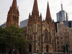 こちらは向かいのセント・ポール大聖堂メルボルン。
