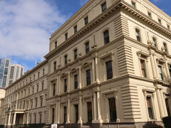 近くの旧財務省ビル。