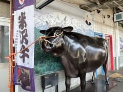 雪景色を眺めながらうとうとしていると米沢に到着
ホームには米沢牛！