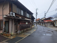 野尻宿は宿場の長さは木曽十一宿の中では奈良井宿に次いでおり、「七曲り」と呼ばれ町筋が曲がりくねっているのが特徴でした。
今も、曲がりくねった道になっています。