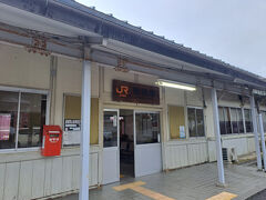 野尻駅に到着しました。
15時55分、次の列車は17時27分。
あと1時間半もある・・・
でも、もうこの先歩く元気は私達にはありません。

ビショビショなので、衣類は横にあるトイレで全部取り換え。
