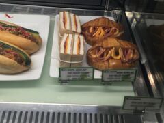 いよいよ帰国。
ノイバイ空港のカフェのバイン・ミーはやはり市内に比べると高いです。でもドンを使い切りたかったので2種類買って食べてみました。
どれも焼いて渡してくれるのですがクロワッサンにハムとチーズを挟んだものはチーズがとろけて最高！
となりのバイン・ミーももちろん美味しかったです。