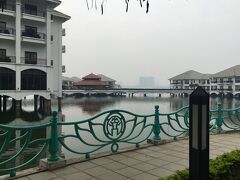 31番バスで向かった先はタイ湖。
ハノイは市内あちこちに湖があります。ここはまるでリゾート地のようででシェラトンとかインターコンチなどの高級ホテルが立ち並んでいます。
こんなコテージ風の建物もありました。