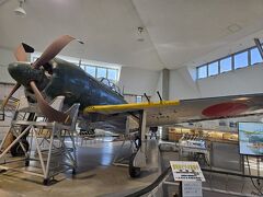 ここはめちゃくちゃ良かったです。
日本で唯一紫電改が見れる場所ということで、エンジンなどの部品、引き上げの話や当時の特攻隊員の話も展示されていました。
こんなところが入場無料で良いのか…
